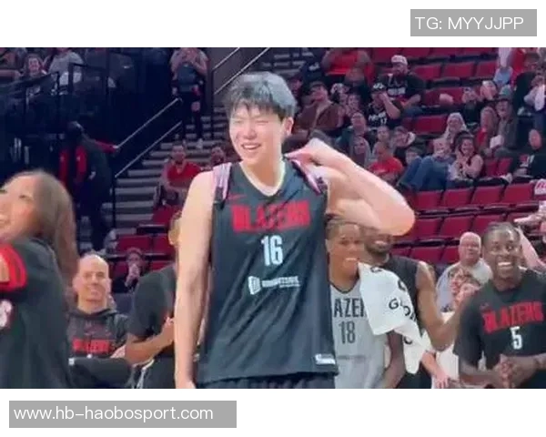 开拓者众将亮相秀场杨瀚森背粉色书包格兰特传统服饰引关注